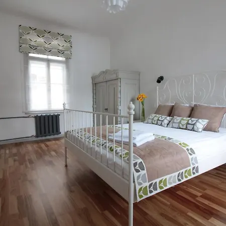 Charming 1br With Bath In Quiet Center Of *