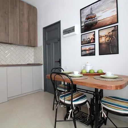 Charming 1br With Bath In Quiet Center Of *