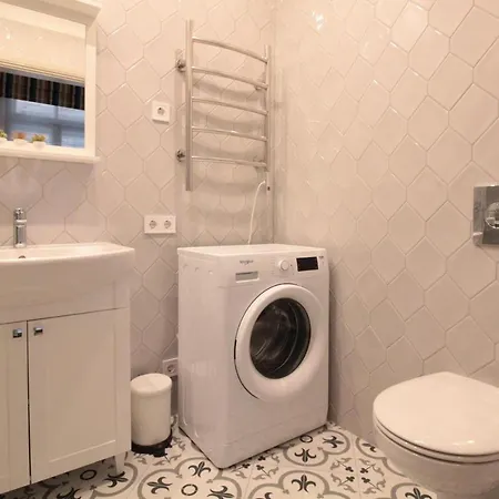 Charming 1br With Bath In Quiet Center Of *
