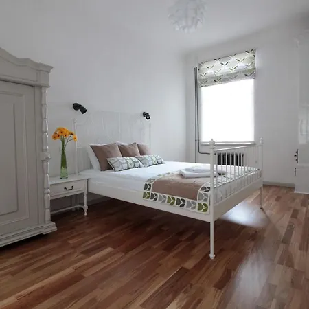 Apartment Charming 1br With Bath In Quiet Center Of *
