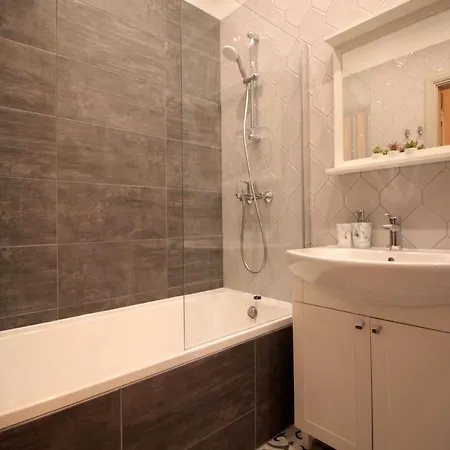 Charming 1br With Bath In Quiet Center Of *