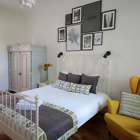 Charming 1br With Bath In Quiet Center Of