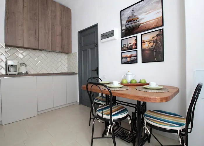 Charming 1br With Bath In Quiet Center Of *