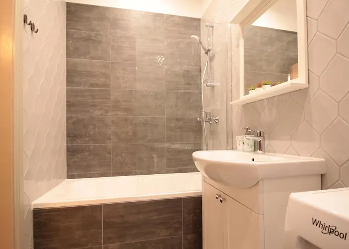 Apartment Charming 1br With Bath In Quiet Center Of *