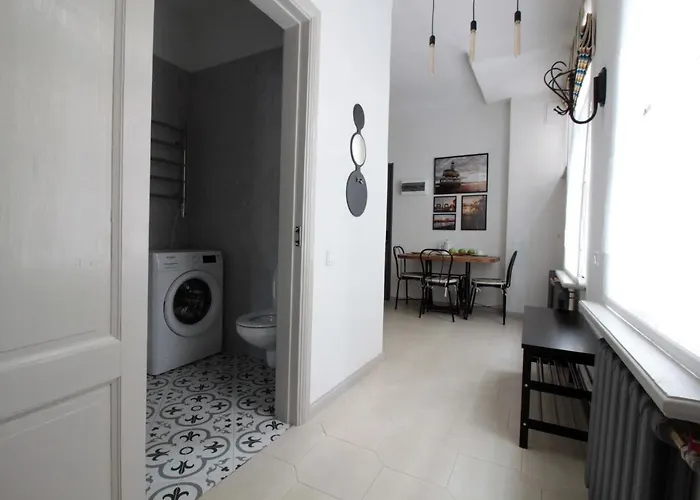 Dzīvoklis Charming 1br With Bath In Quiet Center Of *