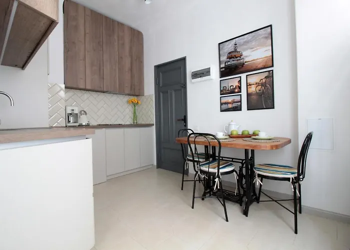 Charming 1br With Bath In Quiet Center Of Apartment Riga