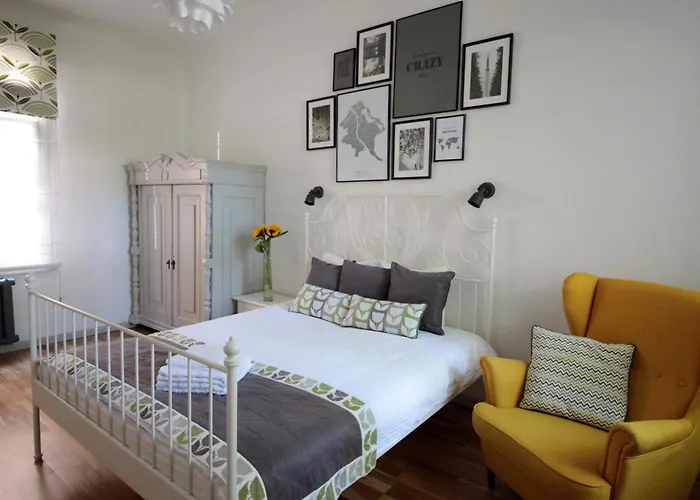 Charming 1br With Bath In Quiet Center Of