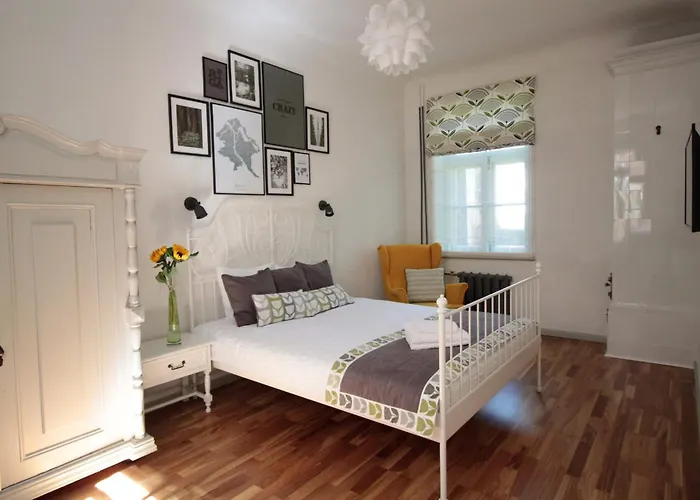 Charming 1br With Bath In Quiet Center Of Apartment *