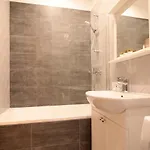 Lejlighed Charming 1br With Bath In Quiet Center Of *