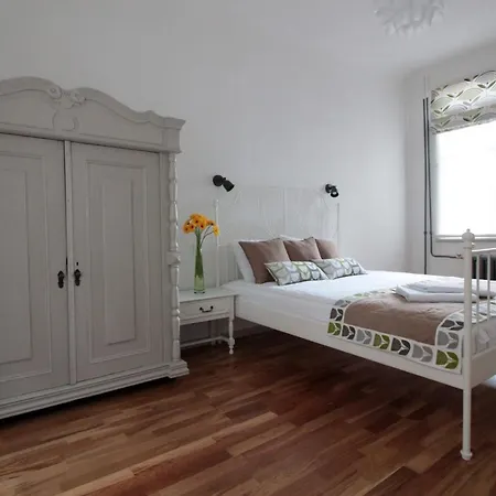 Charming 1br With Bath In Quiet Center Of Lägenhet