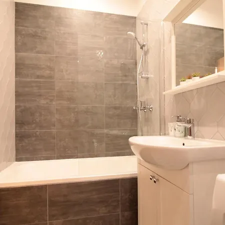 公寓 Charming 1br With Bath In Quiet Center Of *