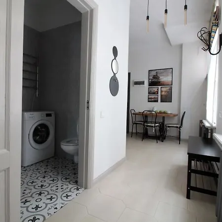 公寓 Charming 1br With Bath In Quiet Center Of *